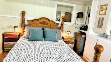 Cabin, 2 phòng ngủ, quang cảnh hồ, cạnh hồ | Trang trí khác biệt, trang bị nội thất với thiết kế riêng biệt, bàn