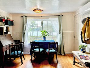 Cabin, 2 Bedrooms, Lake View, Lakeside | Living area