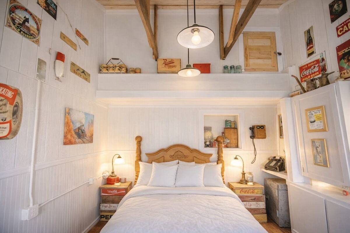 Ein Schlafzimmer mit einem hölzernen Bett, zwei Nachttischen, einer Pendelleuchte und Vintage-Einrichtung.
