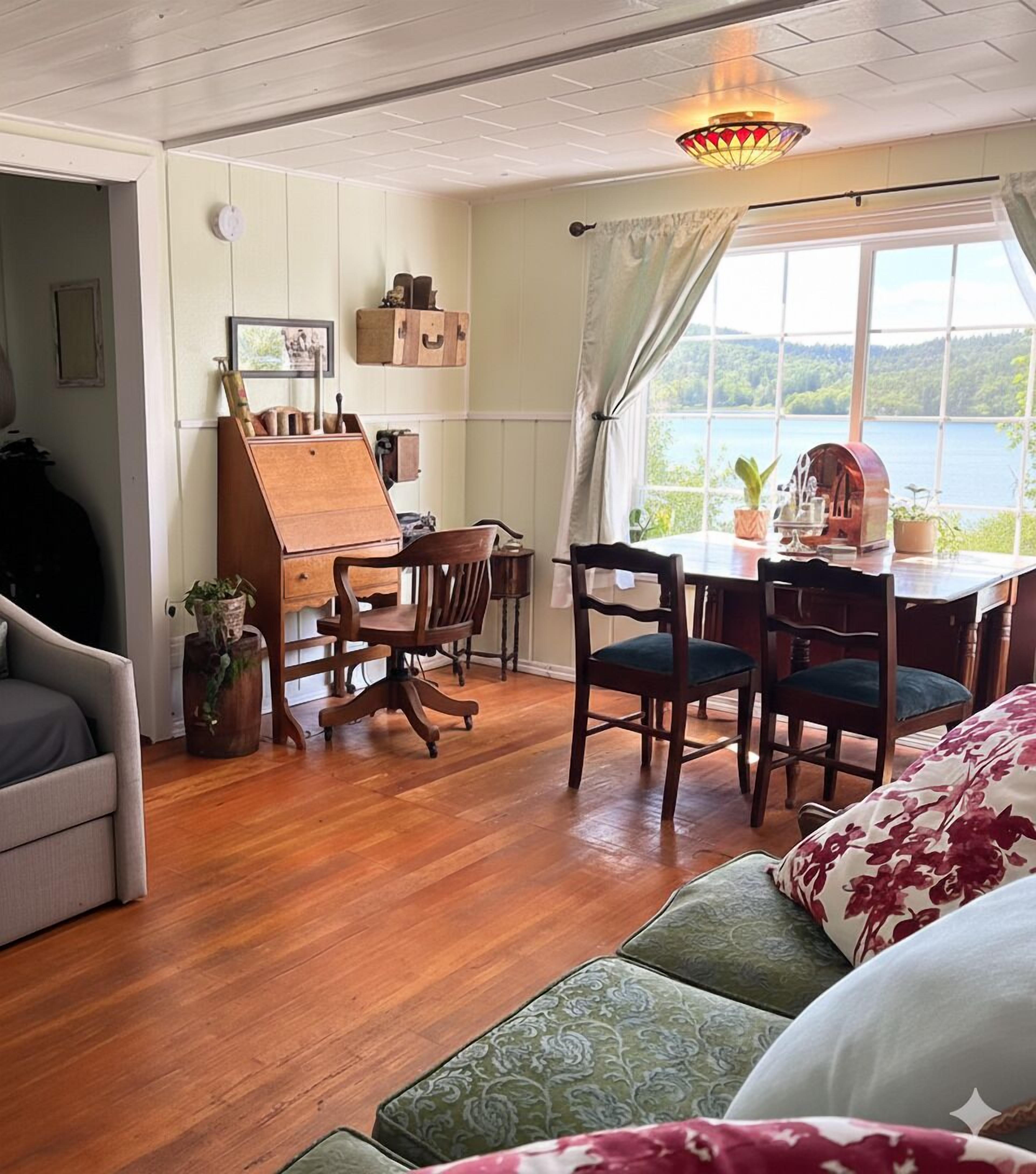 Cabin, 1 Bedroom, Kitchen, Lake View | Living area