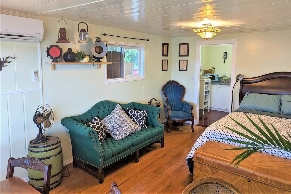 Cabin, 1 Queen Bed, Non Smoking, Lake View | 1 bedroom, individually decorated, individually furnished, desk