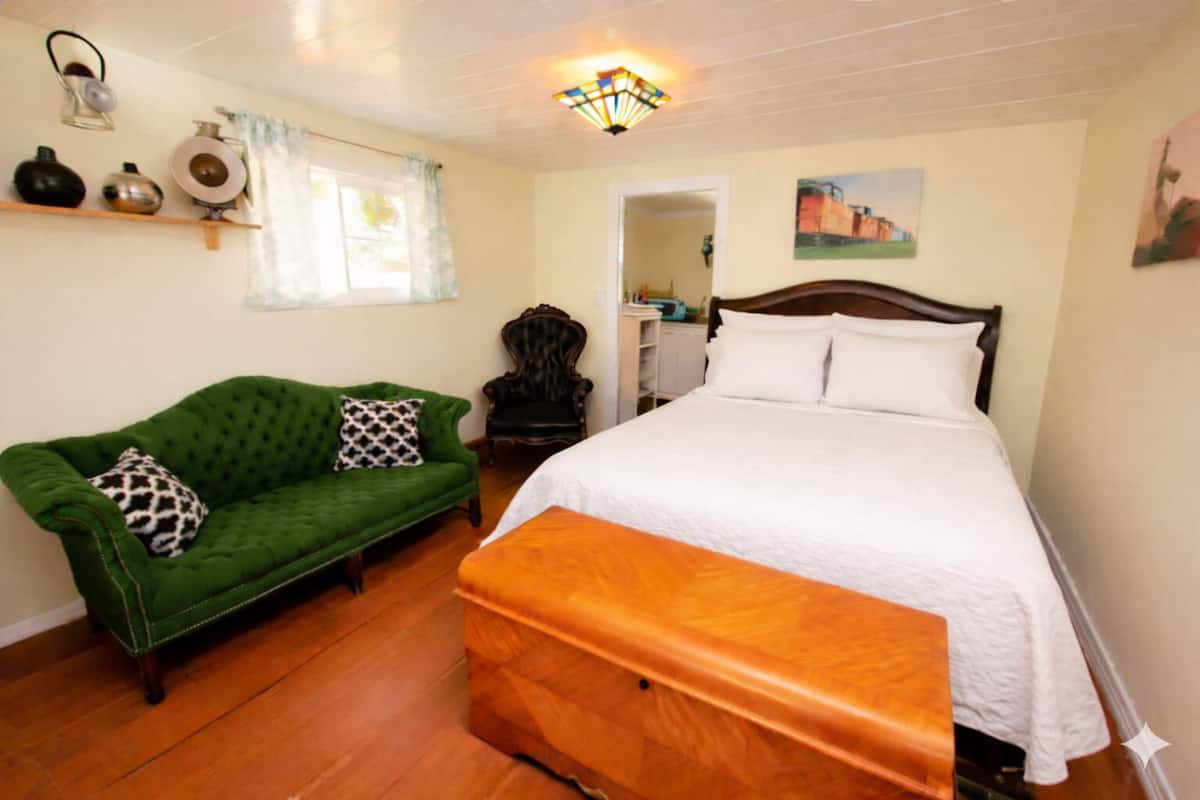 Hytte, 1 queensize-seng, ikke-røyk, utsikt mot innsjø | Memory foam-senger, individuelt dekorert og individuelt innredet