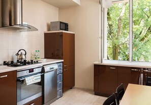 Fridge, microwave, oven, stovetop