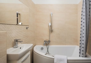Articles de toilette gratuits, sèche-cheveux, serviettes fournies