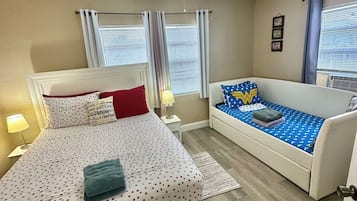 2 slaapkamers, een strijkplank/strijkijzer, reisbedje, gratis wifi