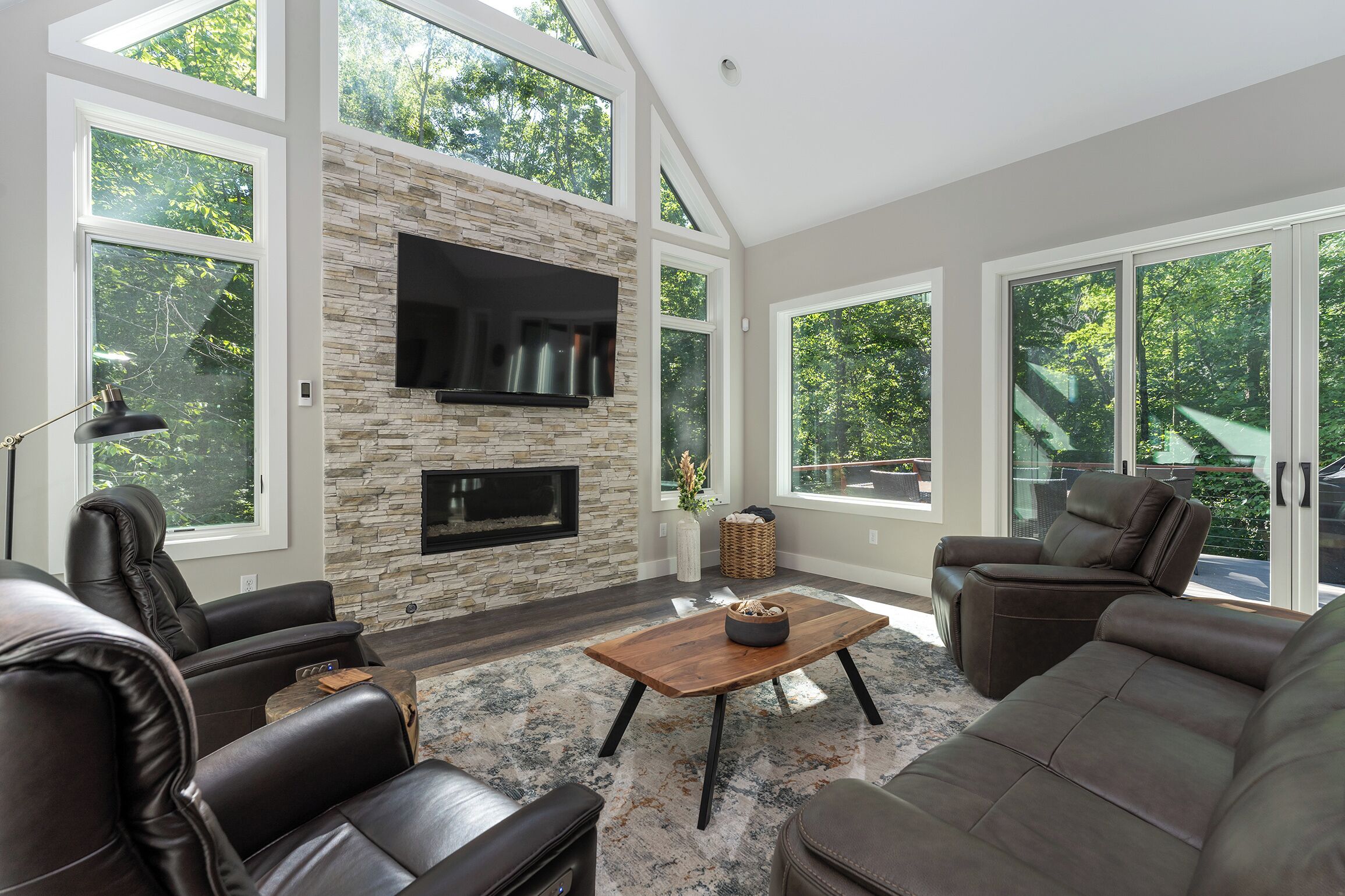 Una Smart TV, una chimenea