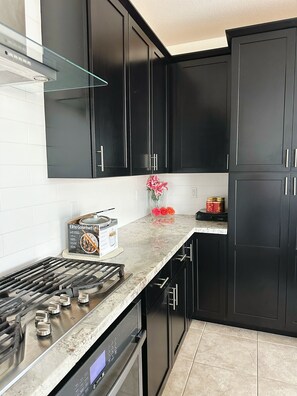 Microondas, horno, placa de cocina y lavavajillas