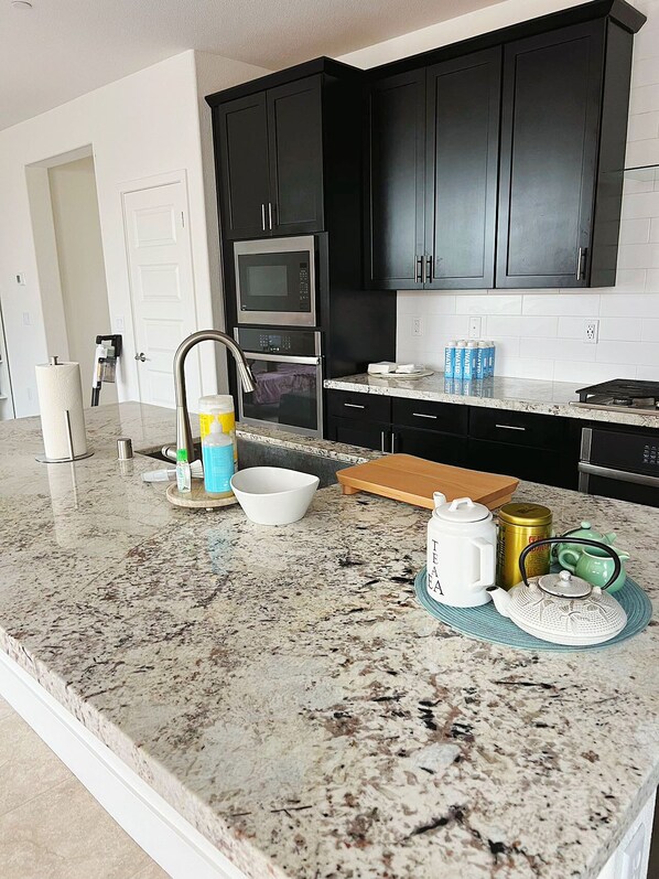 Microondas, horno, parrilla de estufa y lavavajillas 