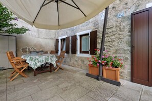 Outdoor dining - Antico Casolare di Alice with Fireplace and Garden near Molveno (Comighello)