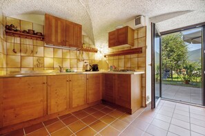 Een koelkast, een magnetron, een oven, een kookplaat