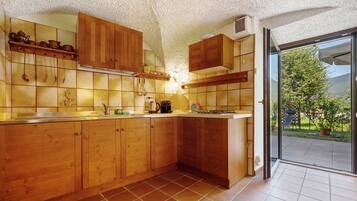 Frigorifero, microonde, forno, piano cottura