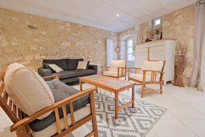 TV - Gîte D’ici et d’Ailleurs – Authentic Charm in the Heart of the Historic Center with Wi-Fi (Brantôme en Périgord)