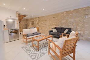 TV - Gîte D’ici et d’Ailleurs – Authentic Charm in the Heart of the Historic Center with Wi-Fi (Brantôme en Périgord)