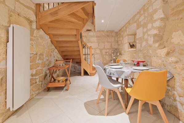 Dining - Gîte D’ici et d’Ailleurs – Authentic Charm in the Heart of the Historic Center with Wi-Fi (Brantôme en Périgord)