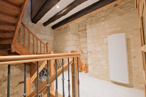 Interior - Gîte D’ici et d’Ailleurs – Authentic Charm in the Heart of the Historic Center with Wi-Fi (Brantôme en Périgord)