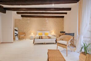 Interior - Gîte D’ici et d’Ailleurs – Authentic Charm in the Heart of the Historic Center with Wi-Fi (Brantôme en Périgord)