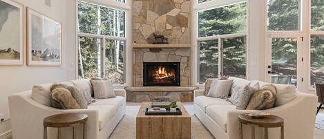 Smart-tv, een open haard, tafelvoetbal en boeken