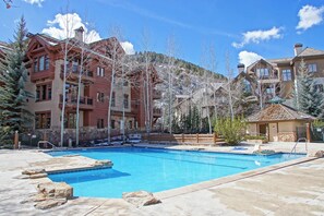 A heated pool - Luxury Home - Walk to Arrow Bahn Lift - 6-Bedrooms with 4 Kings + Game Room (Edwards)