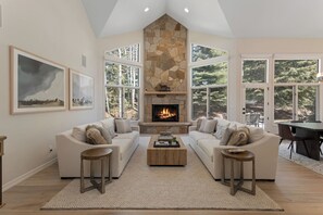 Smart TV, fireplace, table football, books - Luxury Home - Walk to Arrow Bahn Lift - 6-Bedrooms with 4 Kings + Game Room (Edwards)