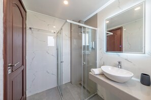 Ducha, secador de pelo, toallas