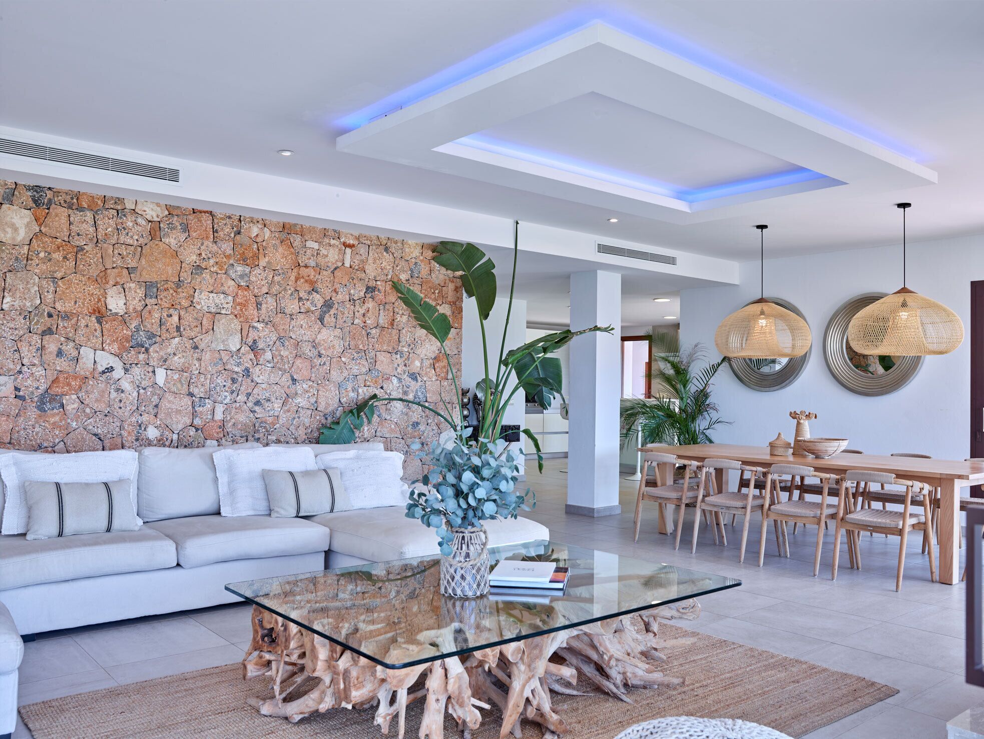 Televisión, chimenea y estéreo 