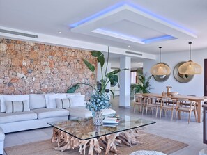 Televisión, chimenea, estéreo