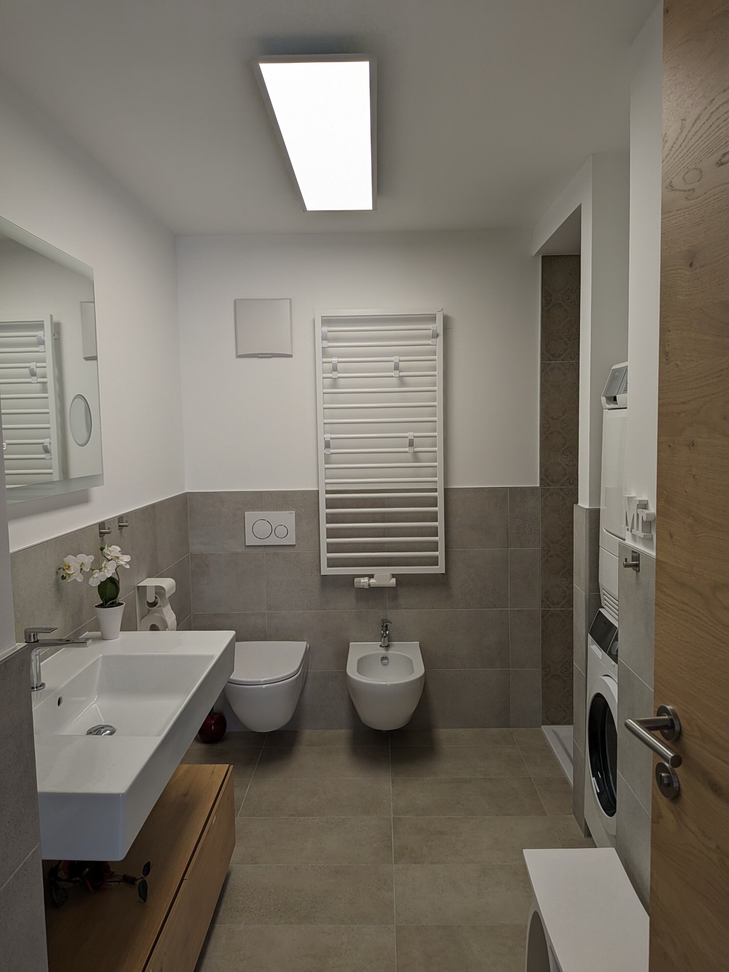 Douche, séchoir à cheveux, serviettes fournies