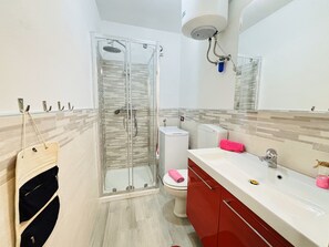 Douche, serviettes fournies