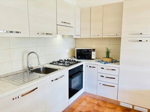 Réfrigérateur, plaque de cuisson, chaise haute