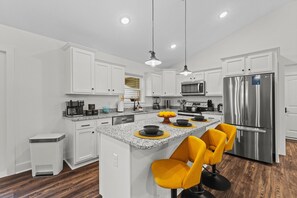 Fridge, microwave, oven, stovetop - Edgewood: Work Friendly & Near Downtown (Jeffersonville)