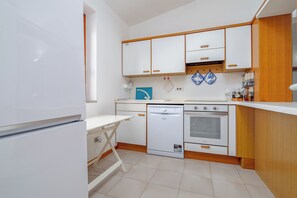 Een koelkast, een oven, een kookplaat, een vaatwasser