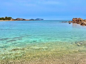 A clear coastal view with rocky formations and calm waters. - Apartment 'Casa Sardina' with Sea View, Private Terrace (Loiri Porto San Paolo)