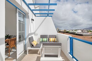 Terrace/patio - Vacation Apartment 'Atlantic Soul' with Sea View, Private Terrace and Wi-Fi (Playa Blanca)