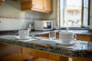 Fridge, microwave, oven, stovetop - Country House 'La Casina De Cuencu' with Mountain View, Private Terrace and Wi-Fi (Cuenco)