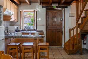 Fridge, microwave, oven, stovetop - Country House 'La Casina De Cuencu' with Mountain View, Private Terrace and Wi-Fi (Cuenco)