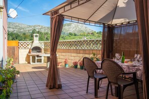 Outdoor dining - Country House 'La Casina De Cuencu' with Mountain View, Private Terrace and Wi-Fi (Cuenco)