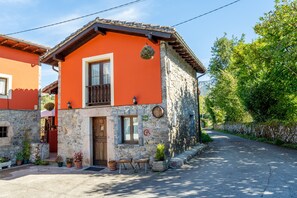 Exterior - Country House 'La Casina De Cuencu' with Mountain View, Private Terrace and Wi-Fi (Cuenco)