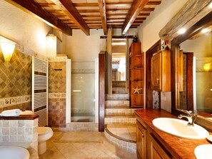 Ducha, artículos de higiene personal gratuitos y secador de pelo