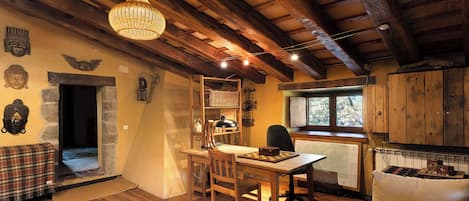 Televisión, chimenea, reproductor de DVD y tenis de mesa