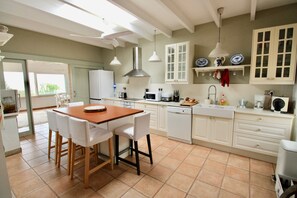 Fridge, microwave, dishwasher, coffee/tea maker - Holiday Home 'Villa Betty' with Sea View, Wi-Fi and Air Conditioning (Dénia)