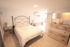 4 bedrooms, free WiFi, bed sheets - Holiday Home 'Villa Betty' with Sea View, Wi-Fi and Air Conditioning (Dénia)