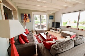 TV - Holiday Home 'Villa Betty' with Sea View, Wi-Fi and Air Conditioning (Dénia)