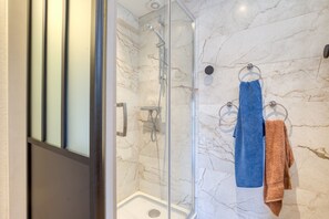 Douche, sèche-cheveux