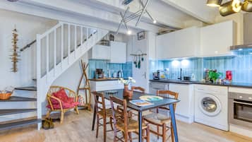 Jääkaappi, mikroaaltouuni, uuni, liesi