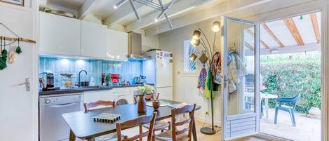 ثلاجة، ميكروويف، فرن، موقد طهي مسطح