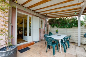 Outdoor dining - Holiday Home 'Maison Entre Mers Et Vignes' with Shared Pool, Private Terrace and Air Conditioning (Marseillan)