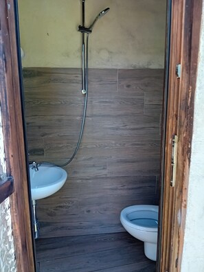 Shower, towels - Glamping C Selva Tenda Quercia with BBQ, Shared Pool & Wi-Fi (Bene Lario)