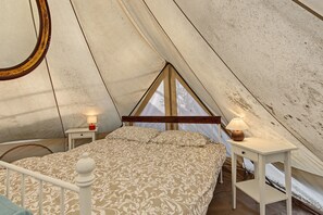 1 bedroom, bed sheets