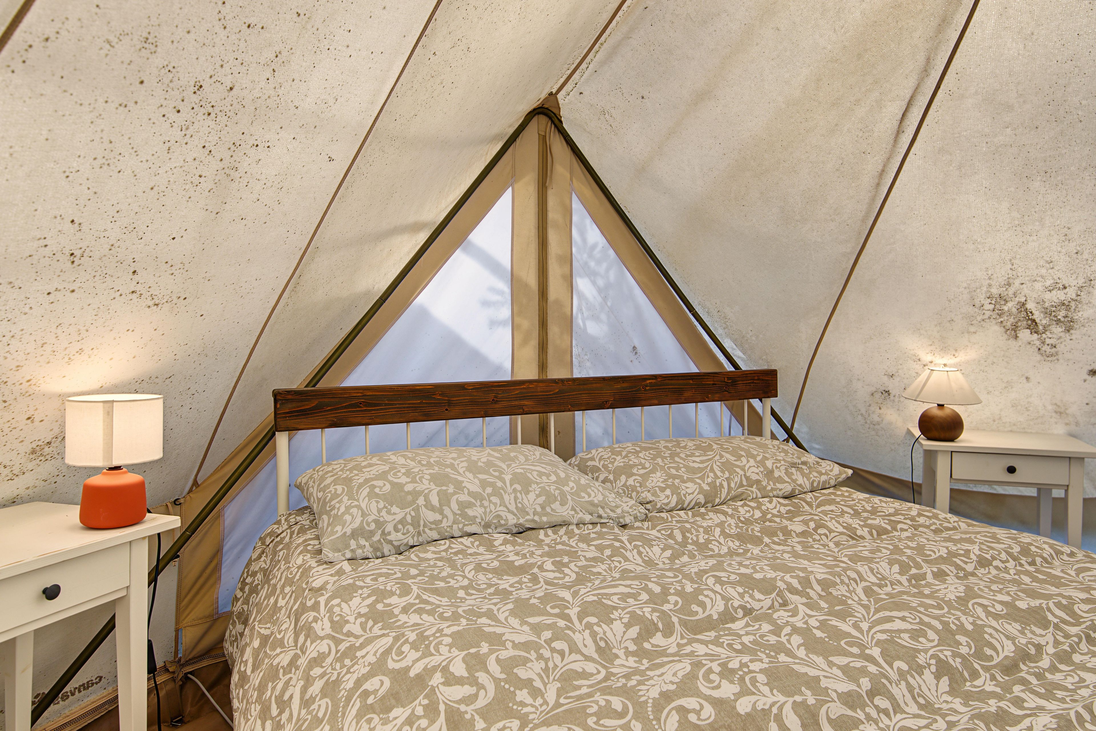 1 bedroom, bed sheets