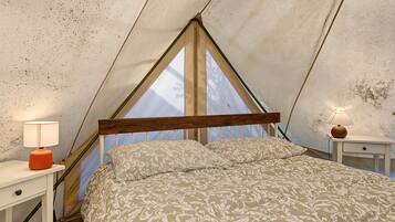 1 bedroom, bed sheets